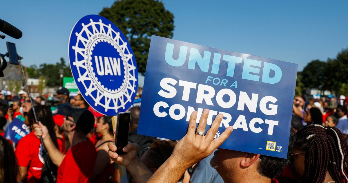 UAW strike live updates: Deadline nears with no new contract agreement for 146,000 workers