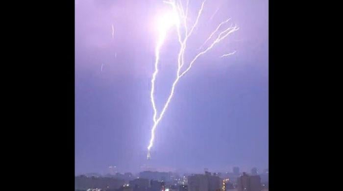 MUST WATCH:  Makkah lightning strike fills night sky with heavenly forking flashes